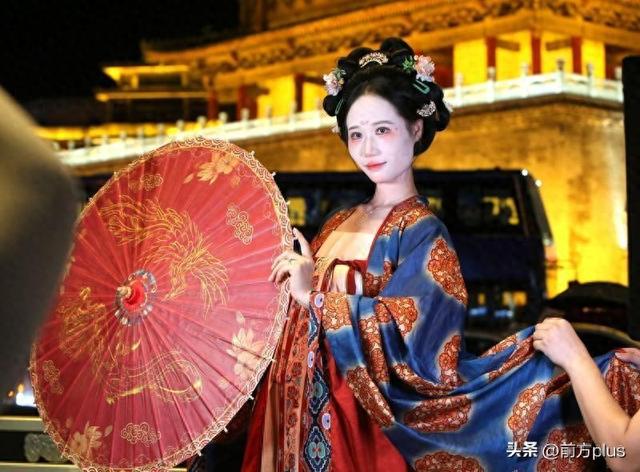 钟楼下争奇斗艳