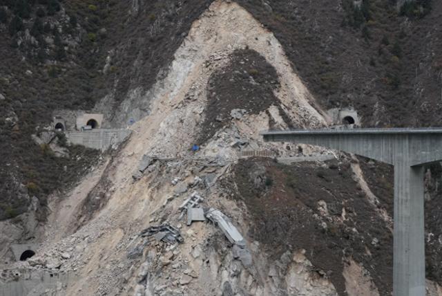 复盘四川双江口垮桥：司机发现裂缝后上报 官方快速管制