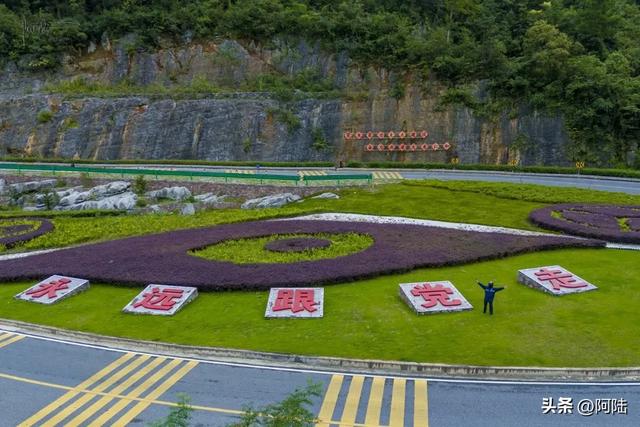 国庆期间，路上很多小车都插起了红旗，我没道具只好在国道上一躺