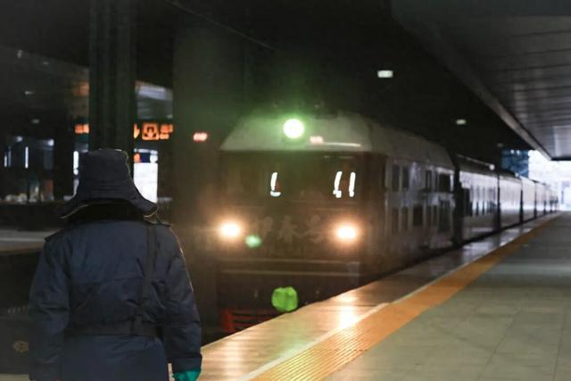 “哈尔滨”的移动城堡 尽享奢华！有观景天窗的豪华专列！