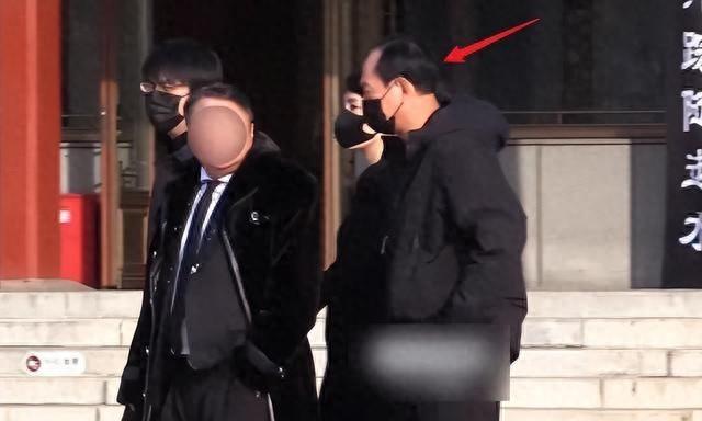 唐嫣穿黑色大衣出席公公葬礼，罗晋和她互动自然，傅程鹏现场帮忙