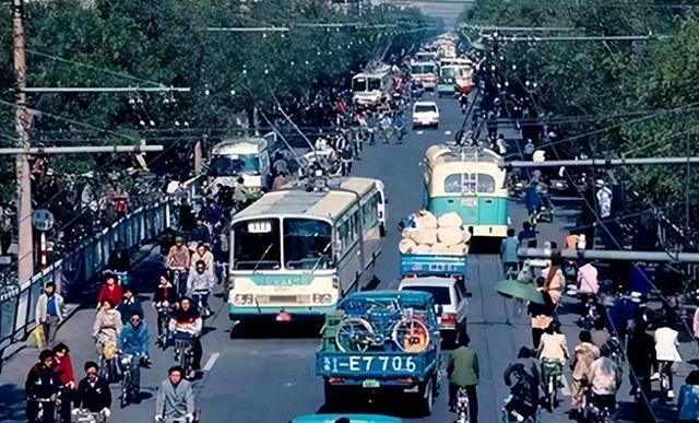 毛主席侄女北京开饭店，多次被砸	，朋友劝她公开身份，但被她拒绝