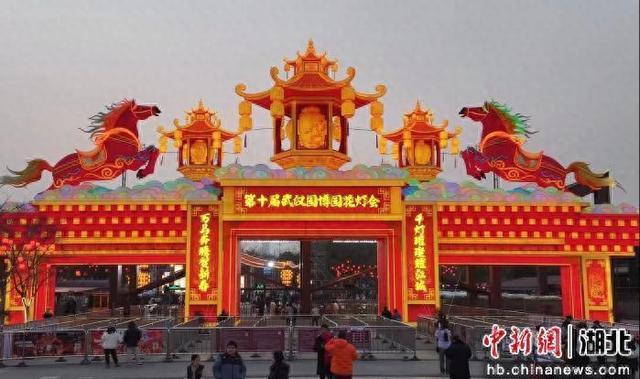 武汉园博园花灯会亮灯 3.2公里沉浸式灯河点亮江城