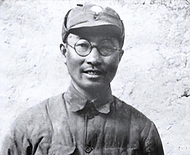陈赓向主席介绍一人：这我兄弟，毛主席：你可知道他是我什么人？