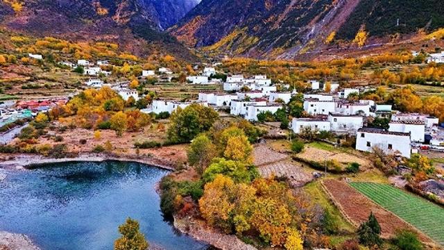 四川甘孜乡城县：深秋白藏房 景美惹人醉