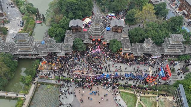 黎平肇兴：欢乐巡游闹“侗年”