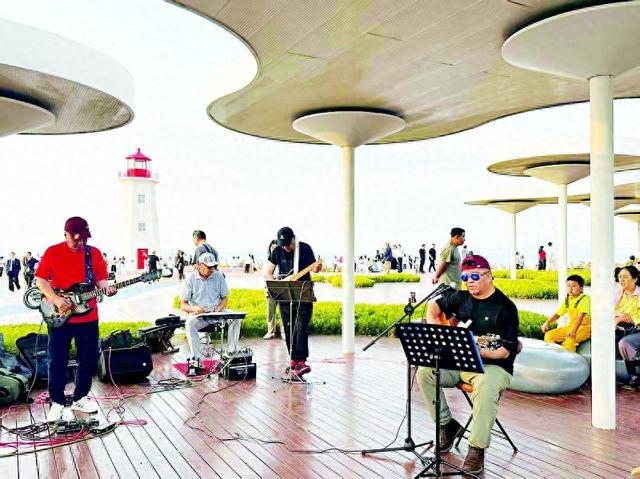 革镇堡街道泊霞湾夕阳漫歌会燃爆假期