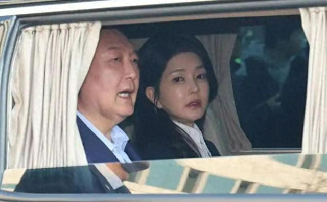 “大清算”开始了！李在明手段太狠了，韩国检方连夜换拘留所，不准金建希见尹锡悦最后一面