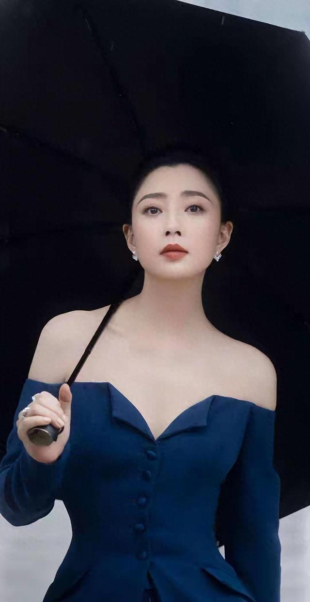 殷桃演技让人眼前一亮，每个角色都活生生，观众：太有感染力了