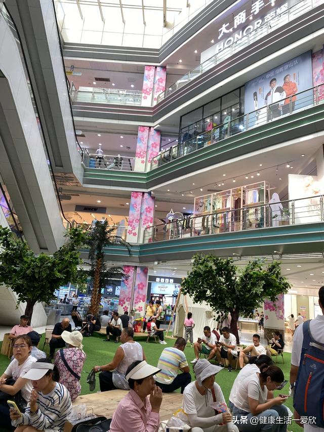 孩子带我购物，重新开业的商场我第一次来，设计很人性化