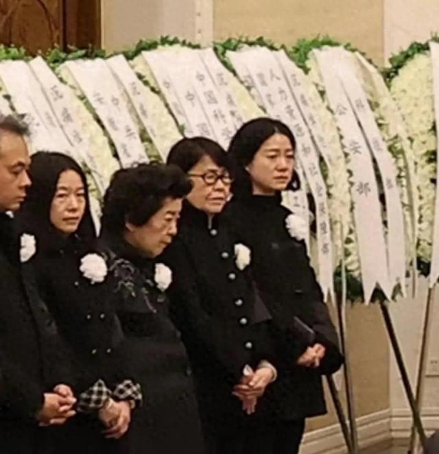 翁帆送别杨振宁，她比杨家人更伤心	，她的肌肤白皙依然年轻