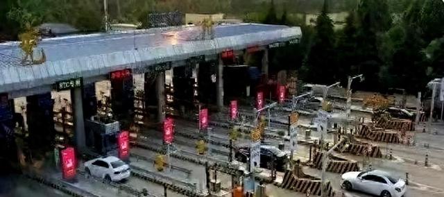 节假日7座以下小轿车免费被调整。取消全免？是不是真的