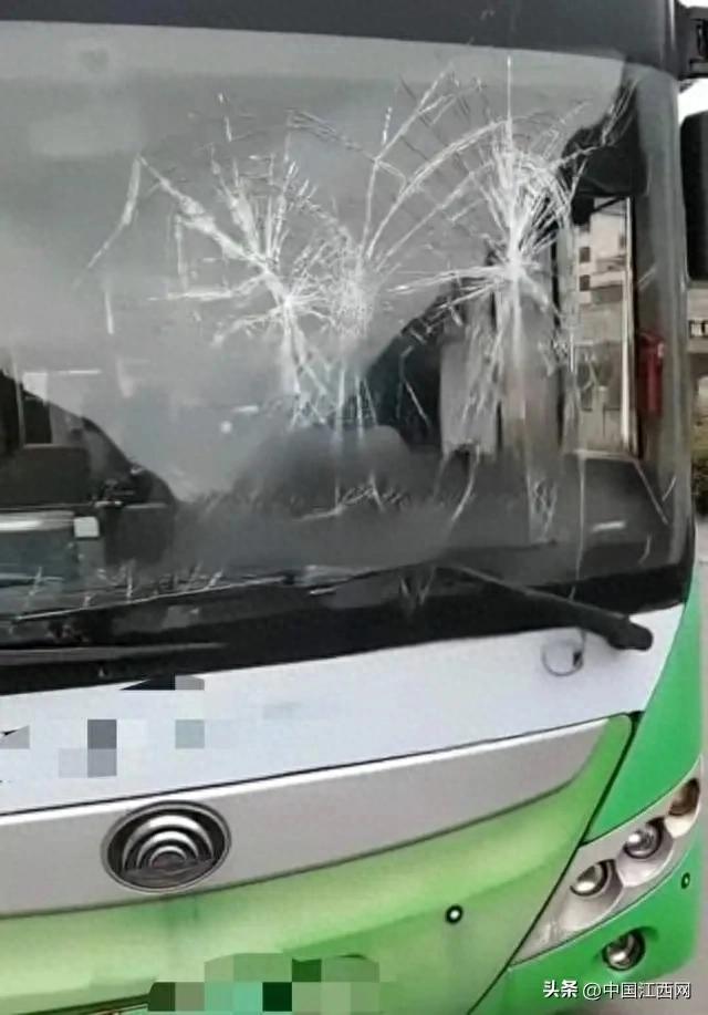 浙江一男子带电钻坐车被拒，怒砸公交？当地公交公司回应：情况属实，男子已被带至派出所