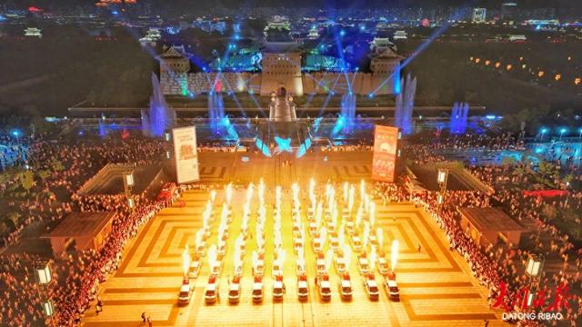 夜色下的“火焰浪漫”！热气球喷火巡游表演“燃爆”大同古城