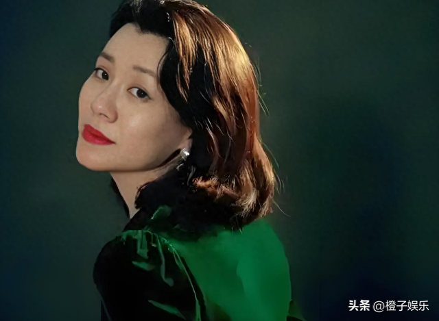 与四婚名导同居三年流产两次不结婚，转身下嫁穷小子，如今咋样？