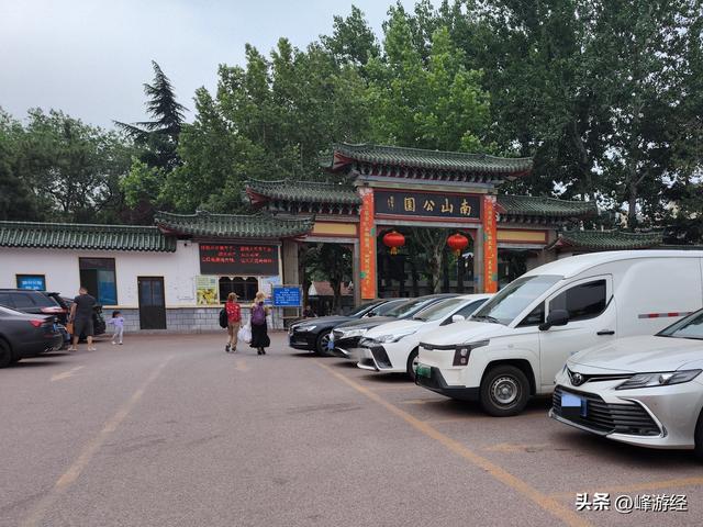 南山公园，烟台人的遛娃胜地，站在山顶的栖云阁看海天一色