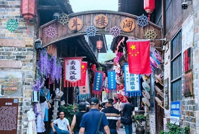 羊楼洞古镇：茶香古韵迎客来，服务添彩乐不停