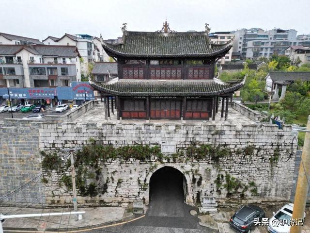 贵州古桥界的顶流，400年后坚固如初，却被称为豆腐桥！