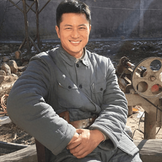 演了83部戏都没红，颜值不输靳东演技不输张译，如今47岁还在拍戏