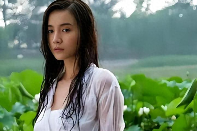 她被骂“陪睡上位”，后被封为“性感欲女”，得奖后当众怒怼海清