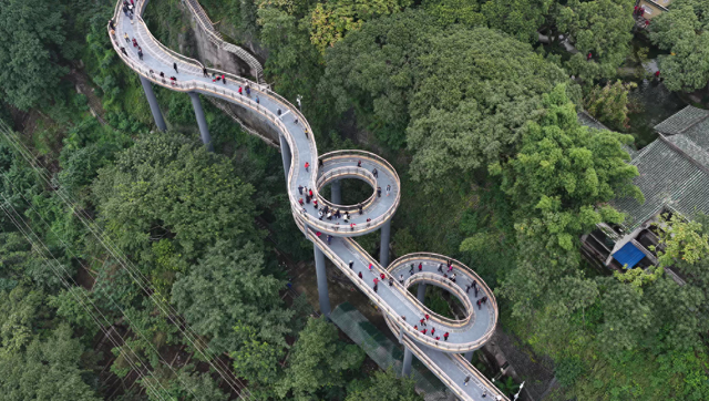 央媒看重庆｜重庆又一条步道火了，8D山城步道为何让人着迷？