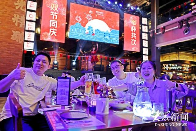 金沙滩迷你啤酒节启幕：365天“醉”美青岛的打开方式