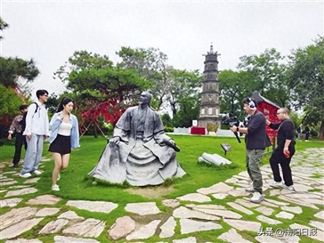 跟着微短剧去旅行 《千古人龙》在卧龙岗武侯祠景区开机