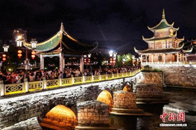 贵州贵阳：暑期夜间旅游火热