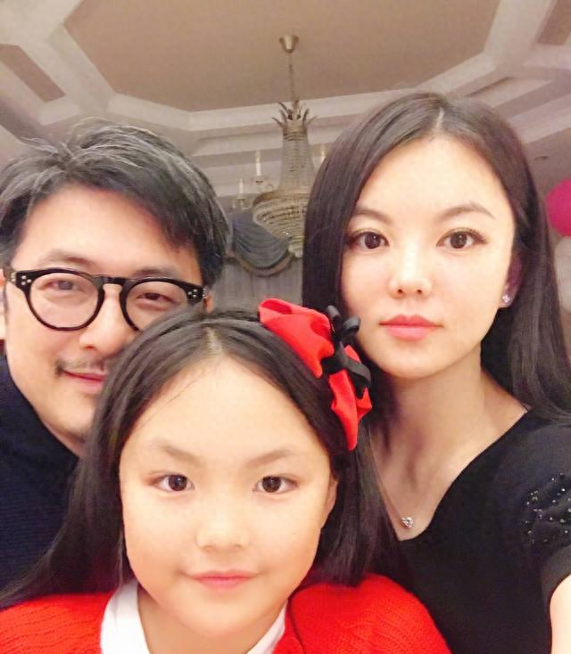 18岁的李湘和49岁的李湘对比，面相全变了，怪不得说钱养人