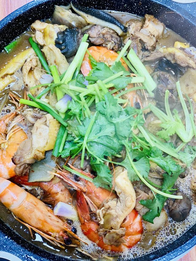 花胶鲍鱼椰子煲鸡 花胶鲍鱼煲鸡汤的功效