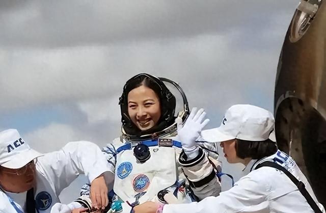 牺牲太大！王亚平曾谈及太空之旅的辛酸，落地后身体弱路都走不了