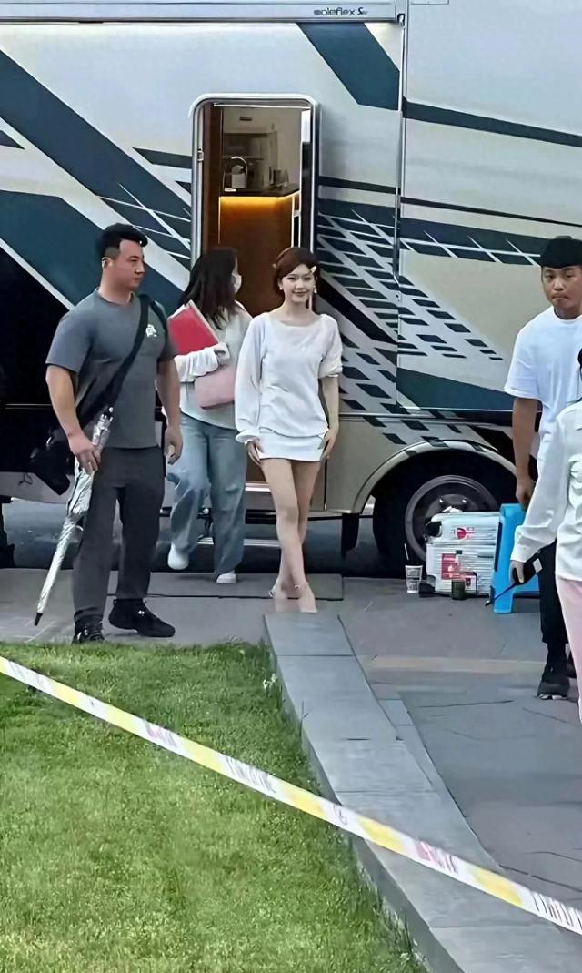 身材比例一般，但架不住脸漂亮呀！还是有那么多人迷恋她！