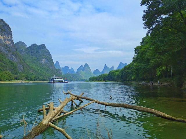 跟着男朋友到了桂林生活了一年了，说实话，我羡慕桂林的生活