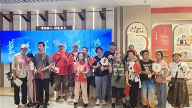 国庆首日近700名游客参观慈善展示厅体验非遗公益游