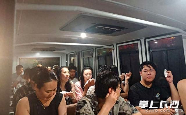 突降暴雨，观光小火车秒变应急大巴车为游客撑起“温馨伞”