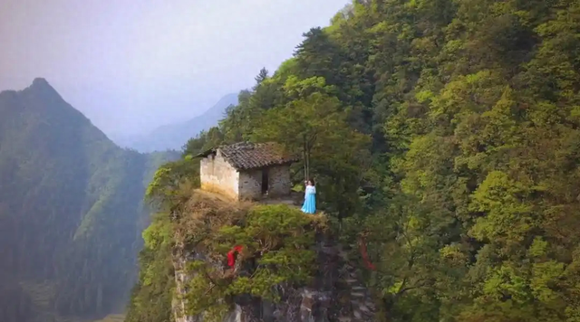 遵义幸运的废弃小庙，规模不大地处险峰，荒废多年却成网红