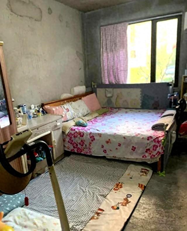 四川一姑娘，因直接入住毛坯房走红，花费仅1万，那叫一个高级