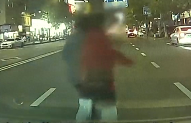 浙江一网约车司机礼让行人被追尾	，索赔误工费却被拉黑！司机：月收入一万三四，这次停运了9天