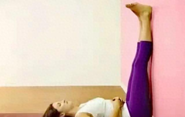 每晚坚持把双脚靠墙10分钟，不费一点力，全身气血都通了!