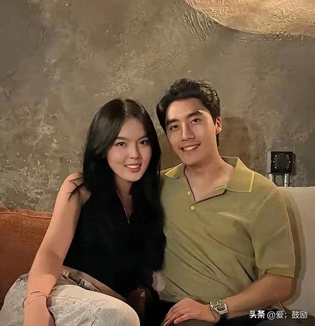 李咏和哈文的女儿官宣恋情！23 岁法图麦大方晒出与男友的合影！