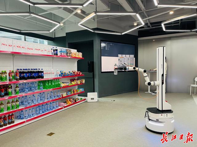 机器人是怎样练成的？记者探访机器人仿真训练场