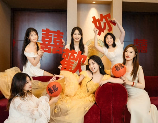 金龟子王宁女儿北京办婚礼，亲家母露面，180高个穿着旗袍好贵气