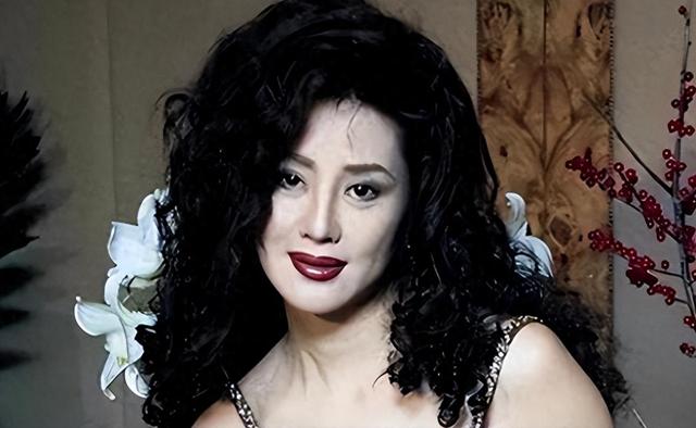 她是中国第一美妇，坐牢离婚拍三级片，还因太美被克林顿接见