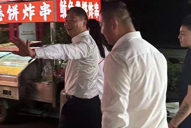 太罕见！京东总裁刘强东回宿迁老家，逛夜市吃路边摊，烟火气十足