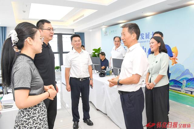 许忠建看望参加第五届湖南旅游发展大会报道的新闻工作者