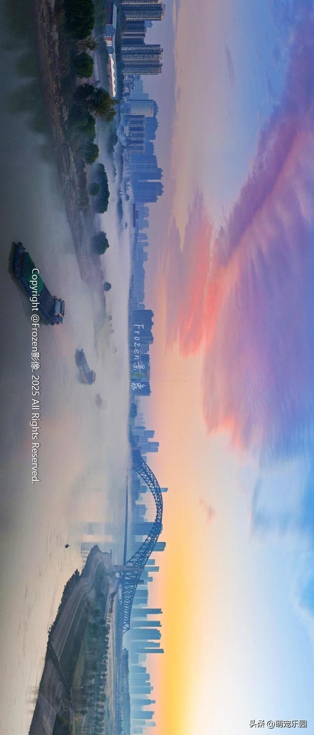 汉江湾制高点俯瞰，暖色与冷色交织如画，武汉江城魅力让人沉醉