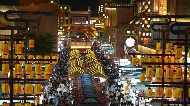 国庆假期：敦煌夜市游人如织 烟火气中尽显丝路风情