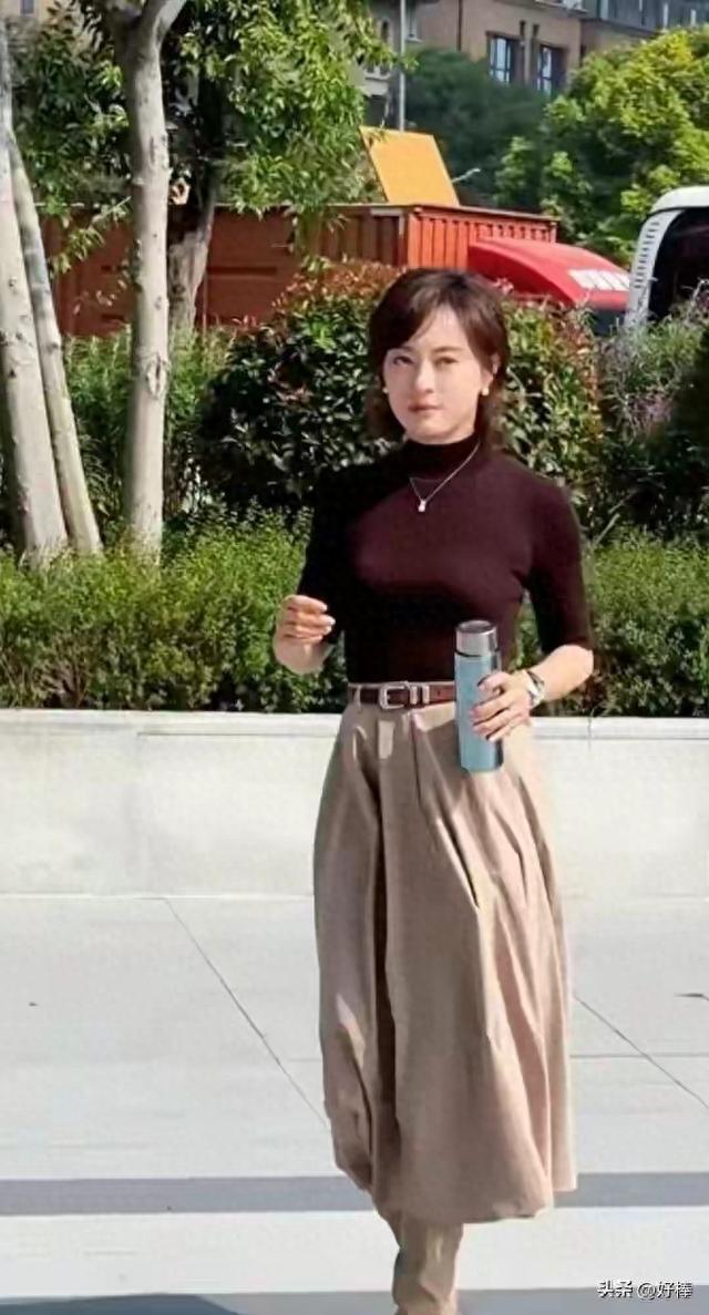 43岁孙俪上班被偶遇，身材真的很好，手里拿着保温杯