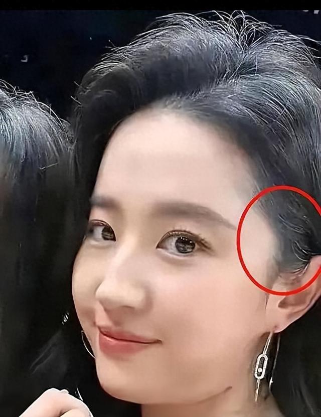 刘亦菲快40岁了	，耳朵鬓角白发明显，她没染发，坦然面对衰老