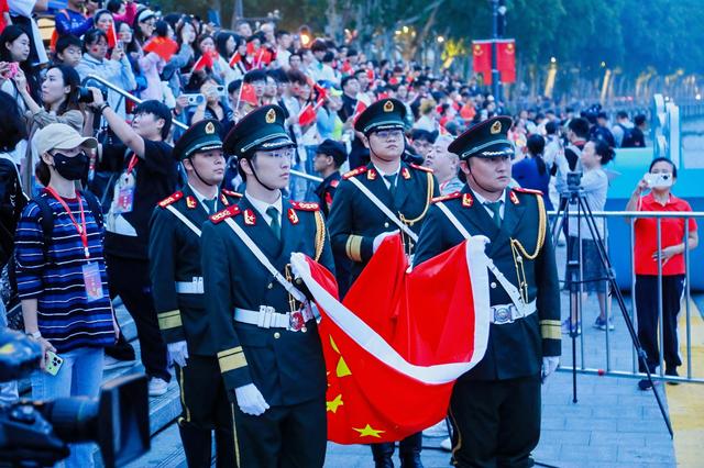 十一清晨，数千人齐聚东湖凌波门歌唱祖国，数十只游船组成的船队方阵亮相